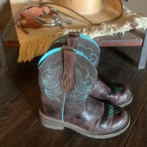Ariat round toe cowgirl boots 7.5